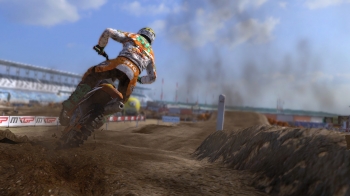 MXGP – The Official Motocross Videogame - MXGP Weltmeister Tony Cairoli stellt beim Saisonstart offiziellen Helm zum Spiel vor